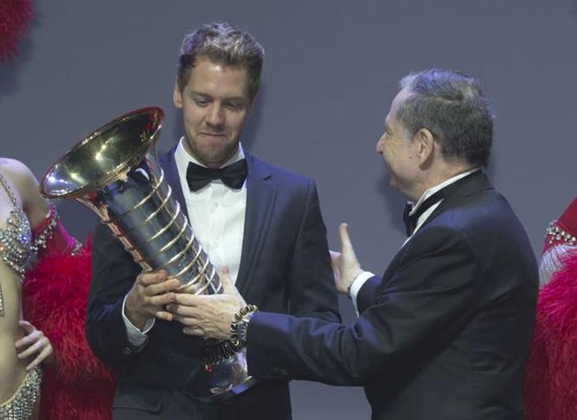 Il presidente della Fia Jean Todt premia Sebastian Vettel.